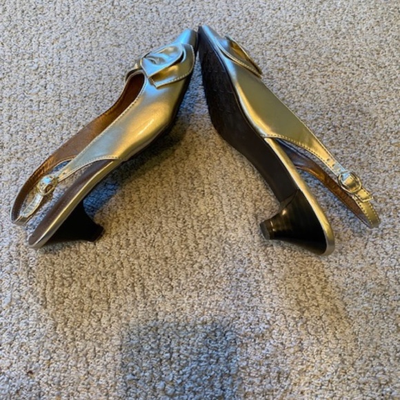Soft Style by Hush Puppies Gold Slingback Heels with Bow – Size 8.5M - Picture 2 of 5